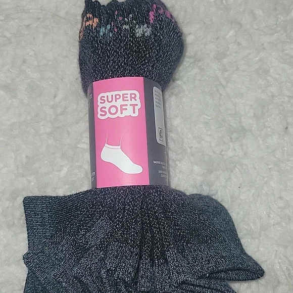 NWT, Skechers women's socks. Fits shoe size 5-10. - Picture 1 of 4